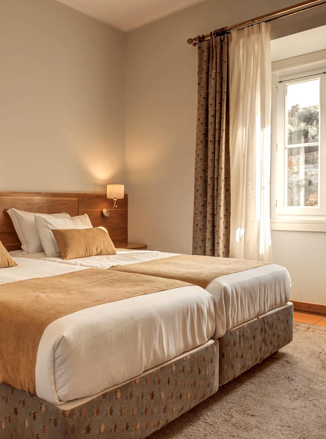 Le Chambre Supérieure de la Pousada Ourém a deux lits jumeaux avec une fenêtre à côté avec vue sur d'autres maisons