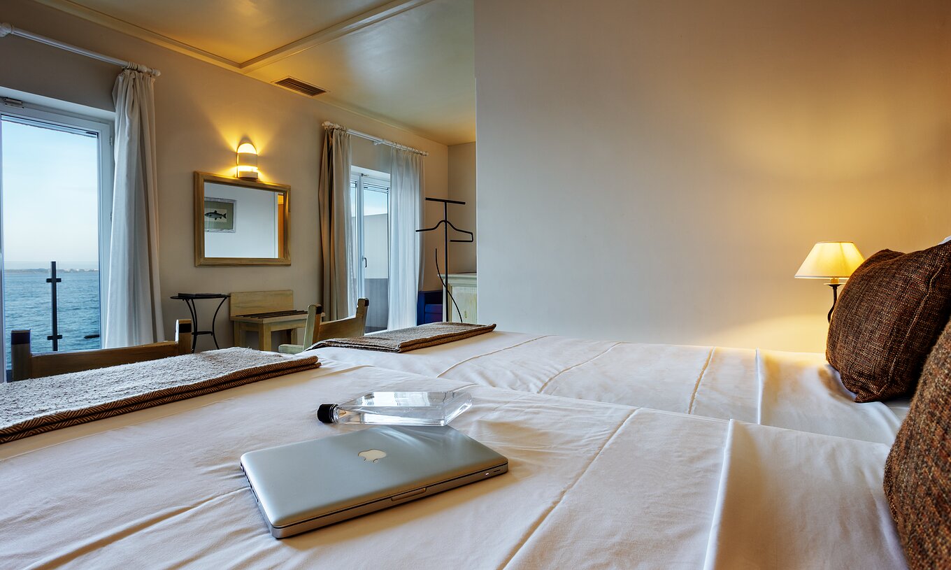 La Junior Suite de la Pousada Ria - Aveiro a une vue panoramique sur la ria, deux lits simples et un miroir