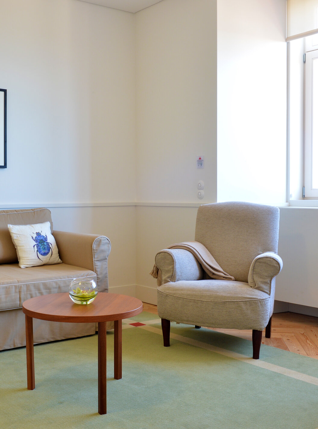 La Large Family de la Pousada Serra da Estrela a un salon avec un tableau, un canapé et une table avec deux fauteuils