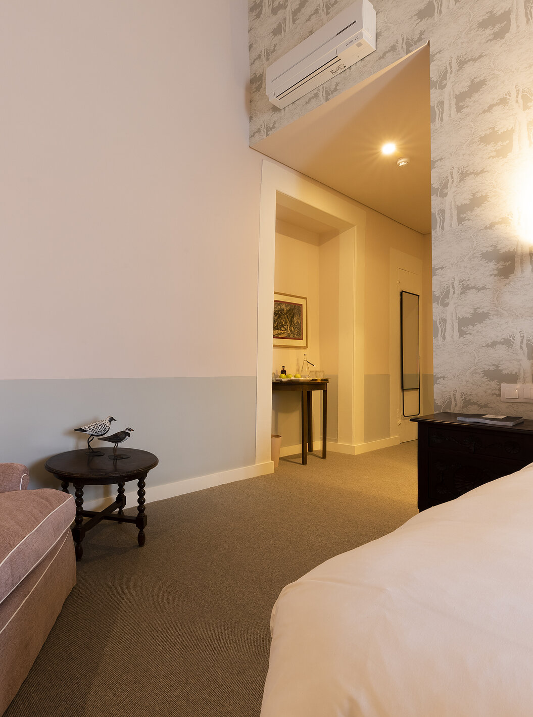 Le Chambre Premium de la Pousada Vila Óbidos a un lit double, table de nuit et un canapé confortable en rose