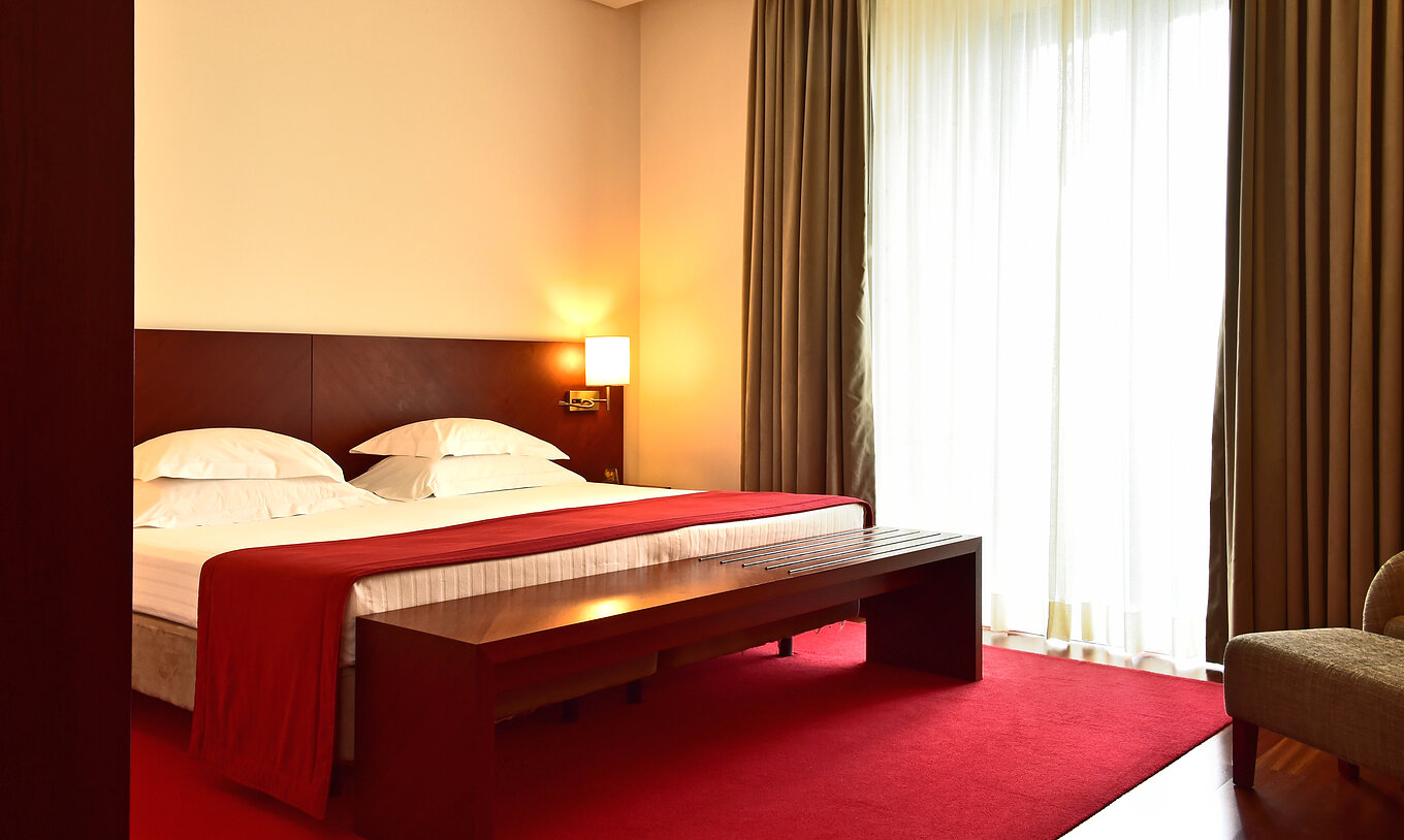 Le Chambre Classique de la Pousada Viseu a un lit double et table de nuit avec lampe