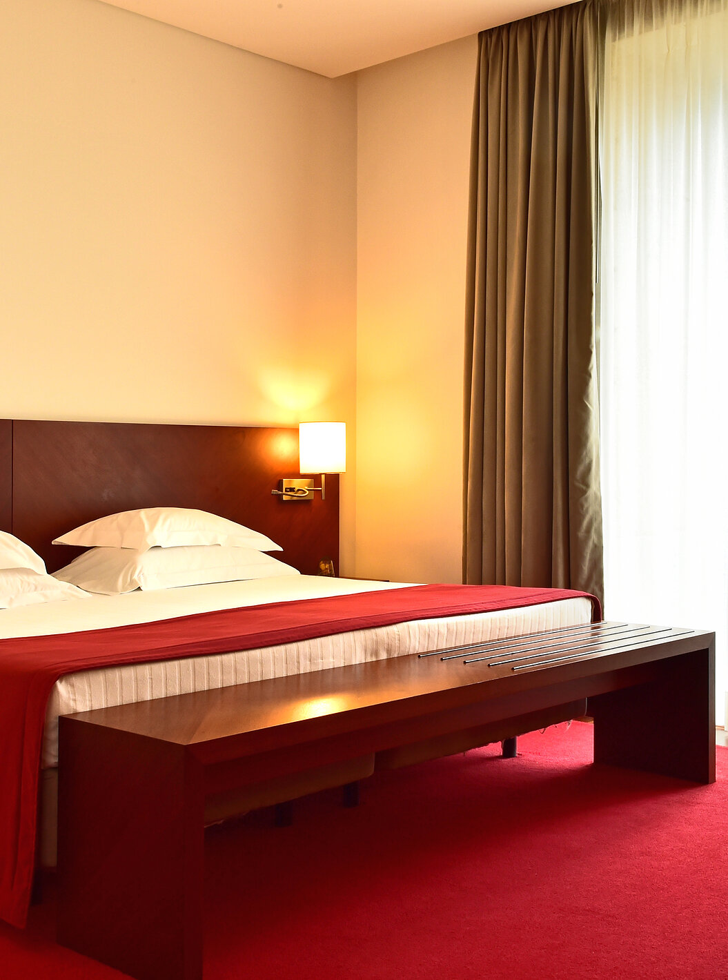 Le Chambre Classique de la Pousada Viseu a un lit double et table de nuit avec lampe