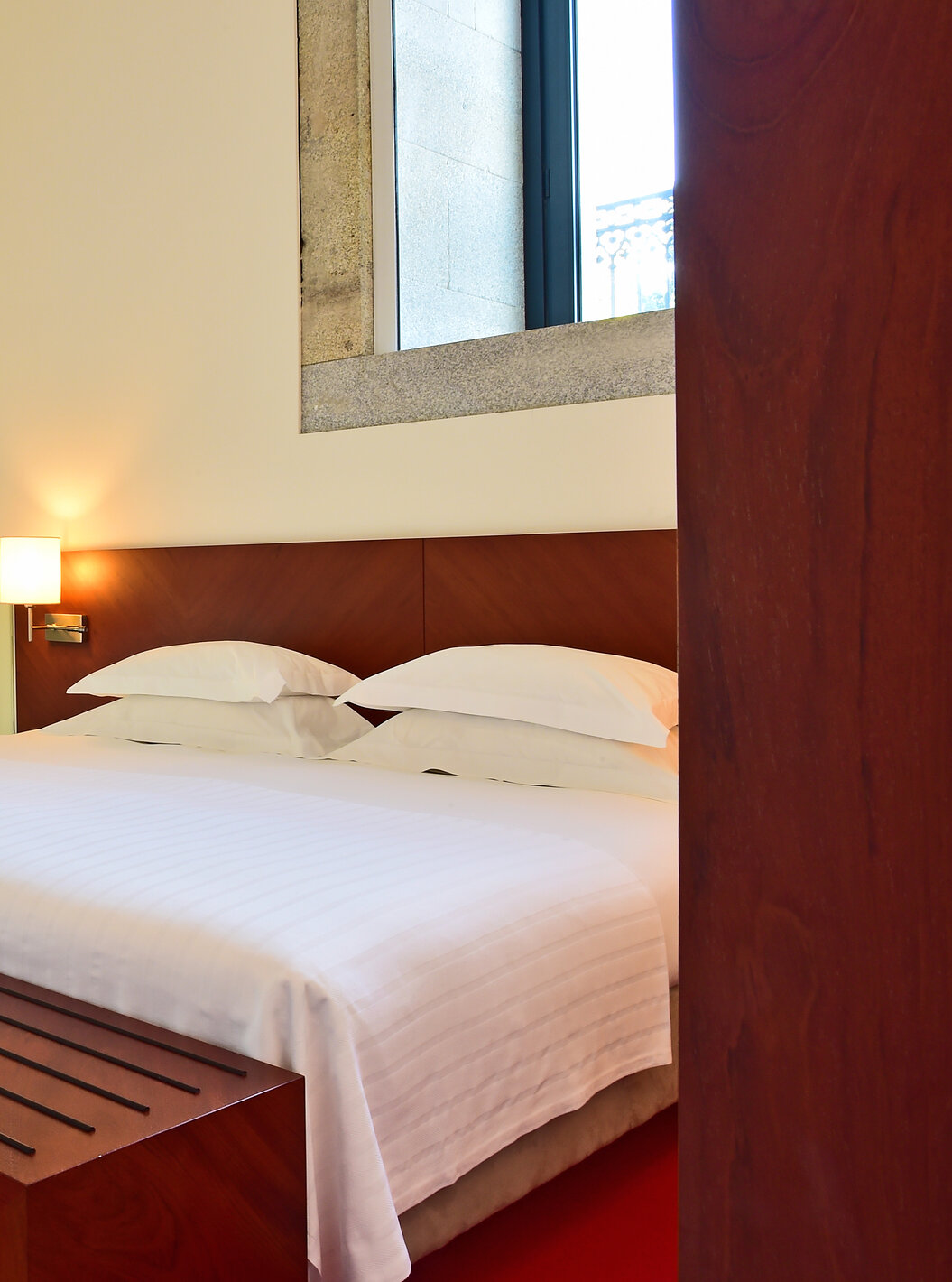 La Suite Mezzanine de la Pousada Viseu a un lit double dans une mezzanine