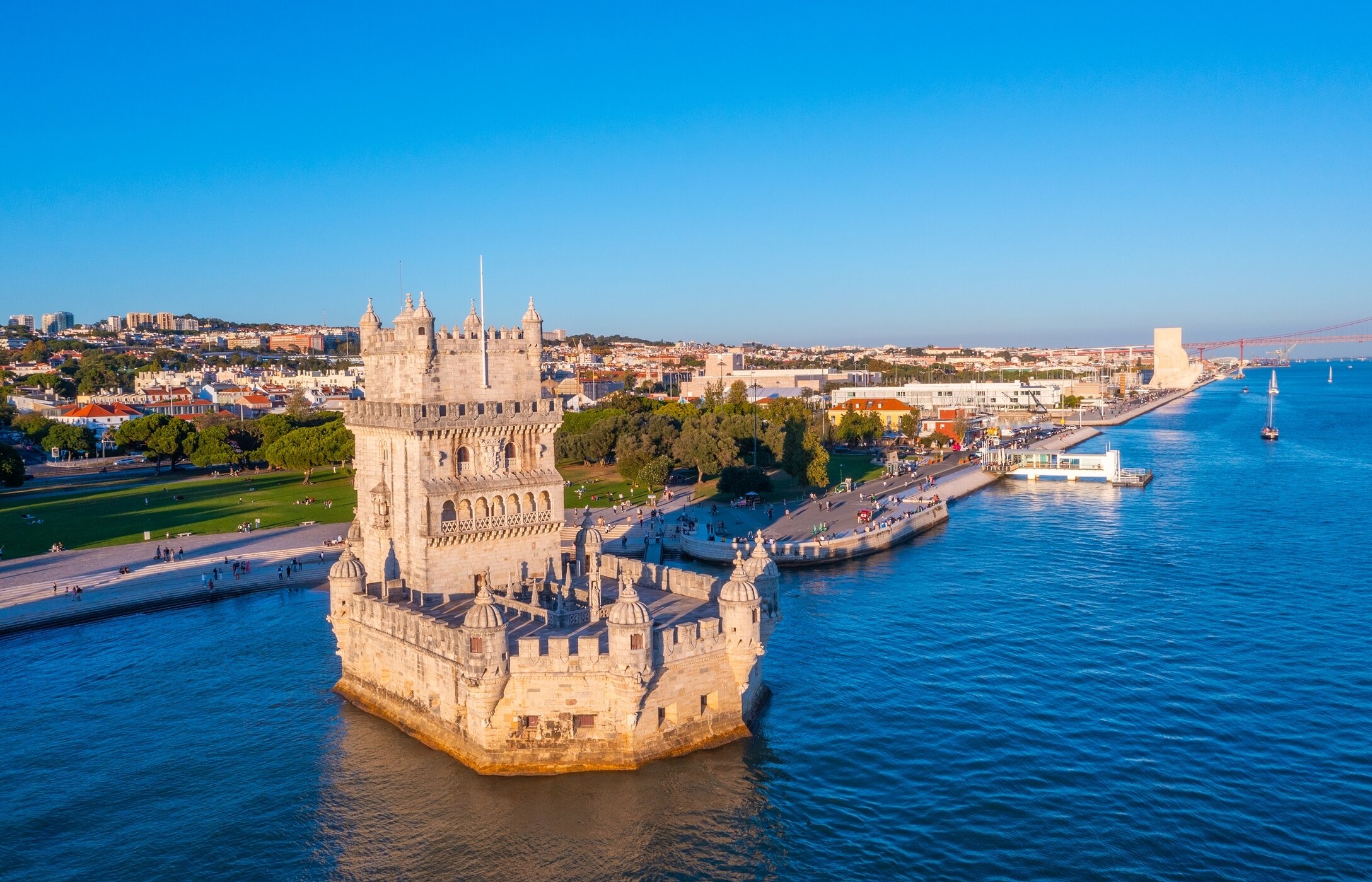 La tour de Belém, symbole de Lisbonne, impressionne par son architecture manuéline et ses vues imprenables sur le Tage