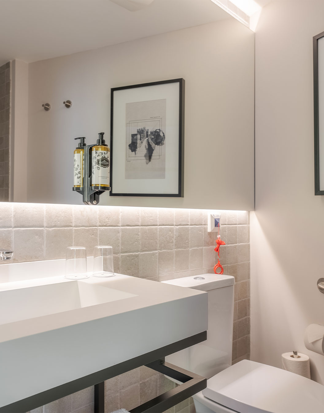 Dans le Comfort Balcony de la Pousada Alfama il y a un miroir long et un large lavabo dans la salle de bain