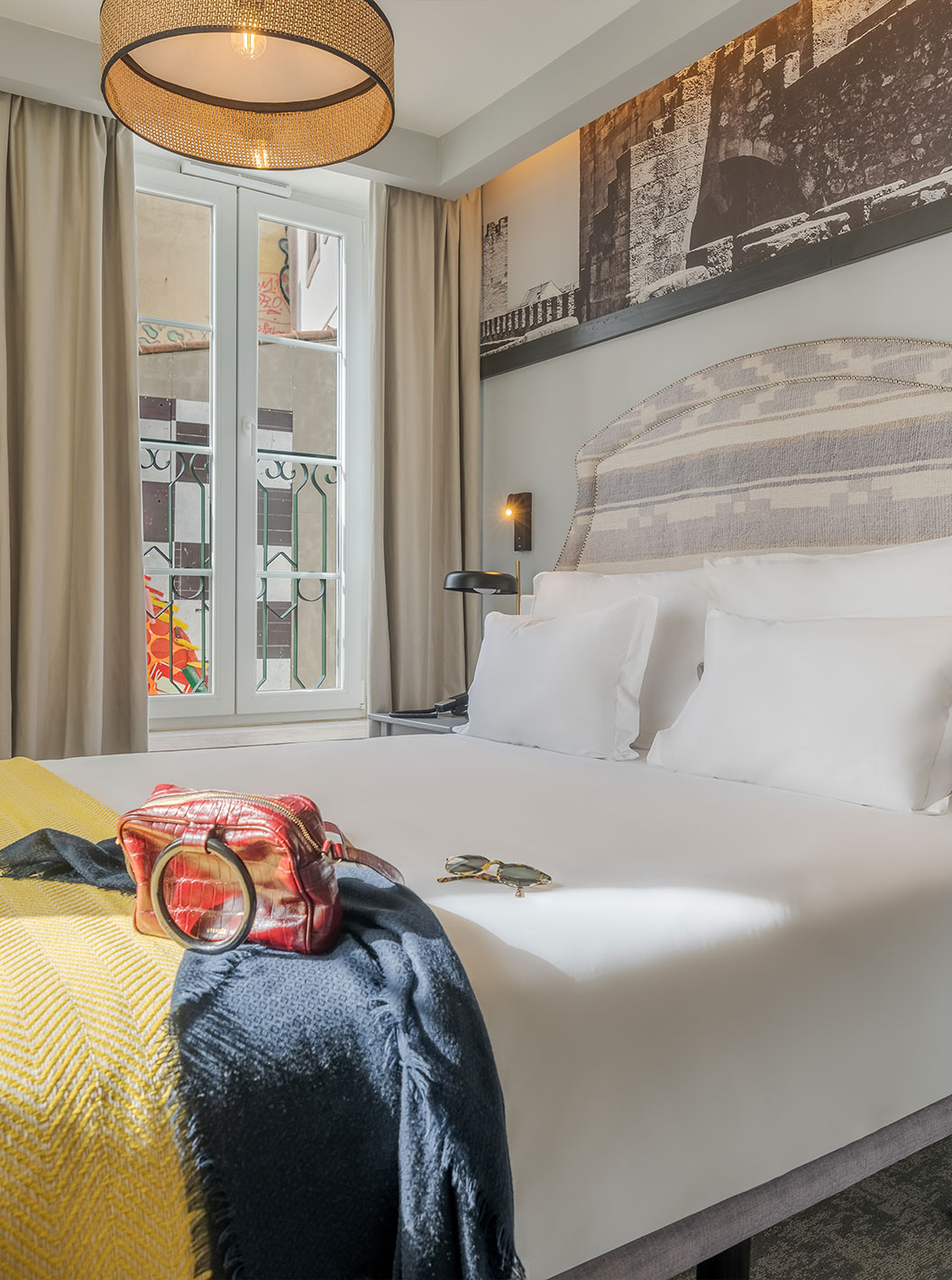 Le Large Family Room de la Pousada Alfama a un lit double et la chambre est décorée en tons de jaune