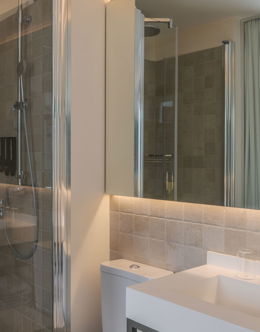 Le Superior River de la Pousada Alfama dispose d’une salle de bain moderne avec douche, toilettes blanches et lavabo blanc