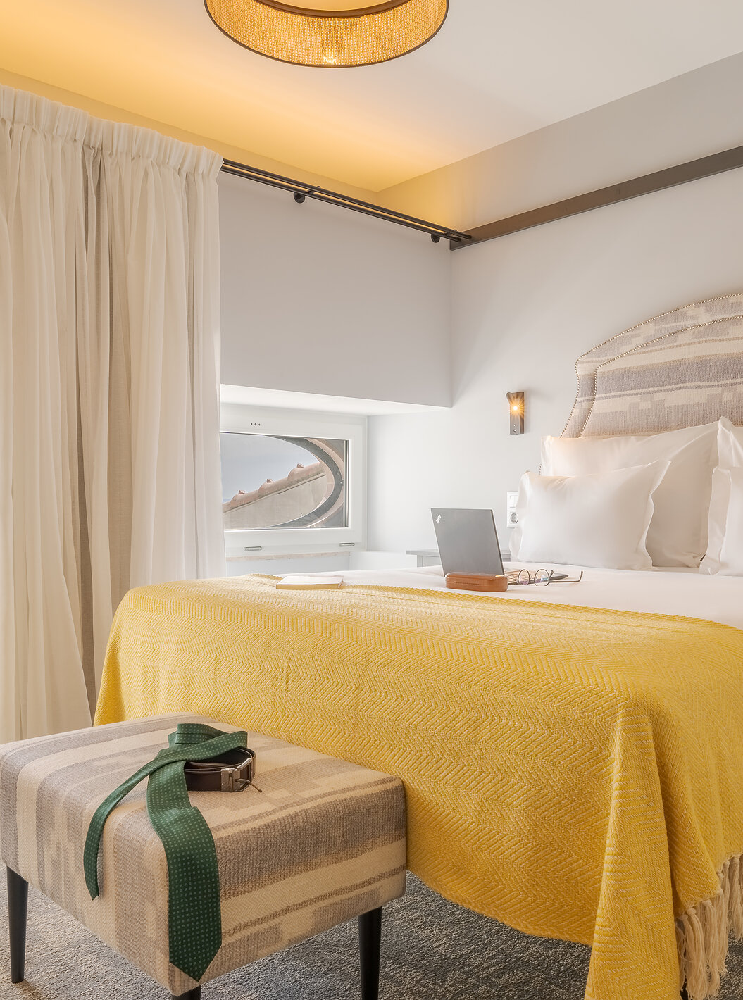 Le Superior River de la Pousada Alfama propose un lit double avec un plaid jaune, une vue sur le fleuve et un fauteuil jaune