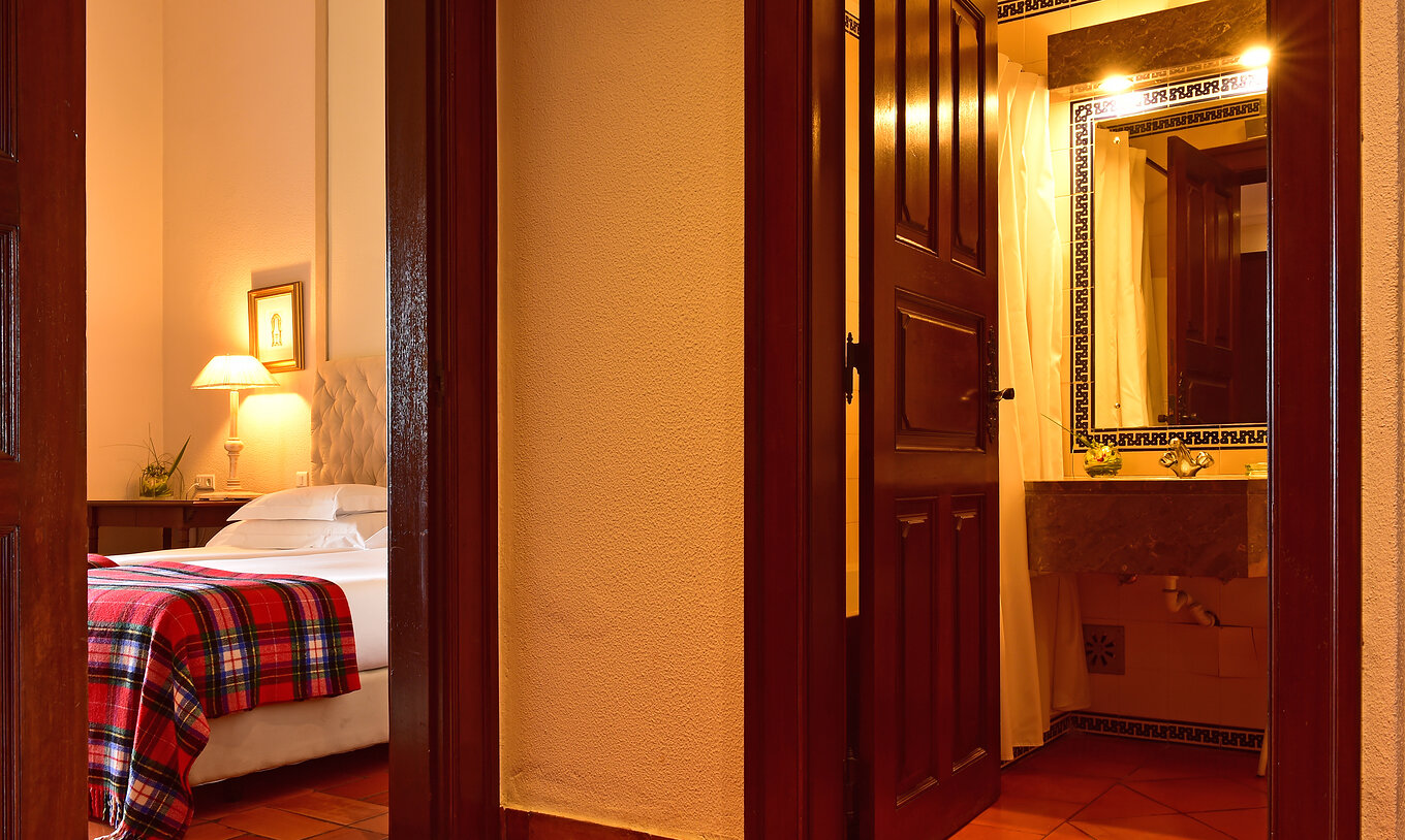 Le Chambre Supérieure de la Pousada Castelo Palmela a un hall à l'entrée et deux portes, pour la chambre et la salle de bain