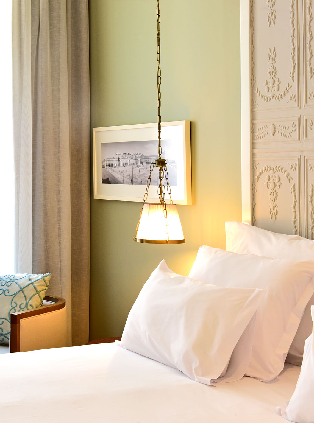 Le lit Deluxe King Size de la Pousada de Lisboa Praça do Comércio a lit double avec linge de lit blanc, fenêtre et fauteuil