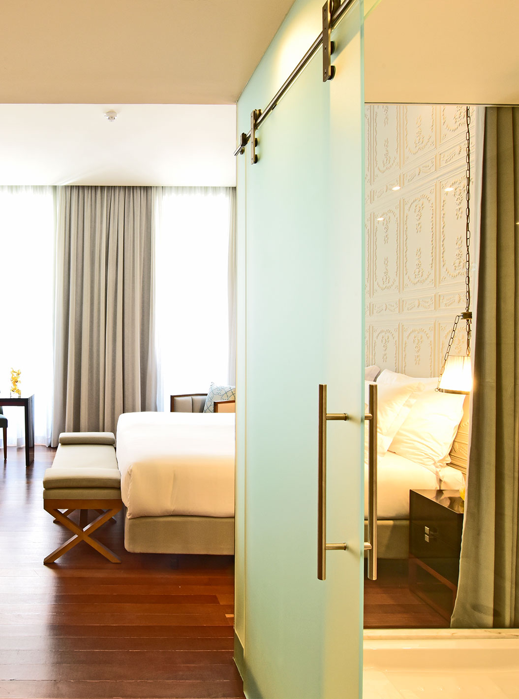 Le lit Deluxe King Size de la Pousada de Lisboa Praça do Comércio a une salle de bain avec paroi en verre et lit double