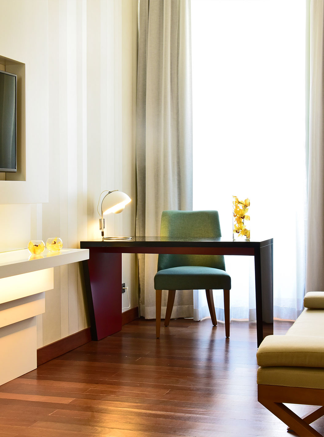 Le lit Deluxe King Size de la Pousada de Lisboa Praça do Comércio a un tabouret, bureau avec chaise, TV et fenêtre