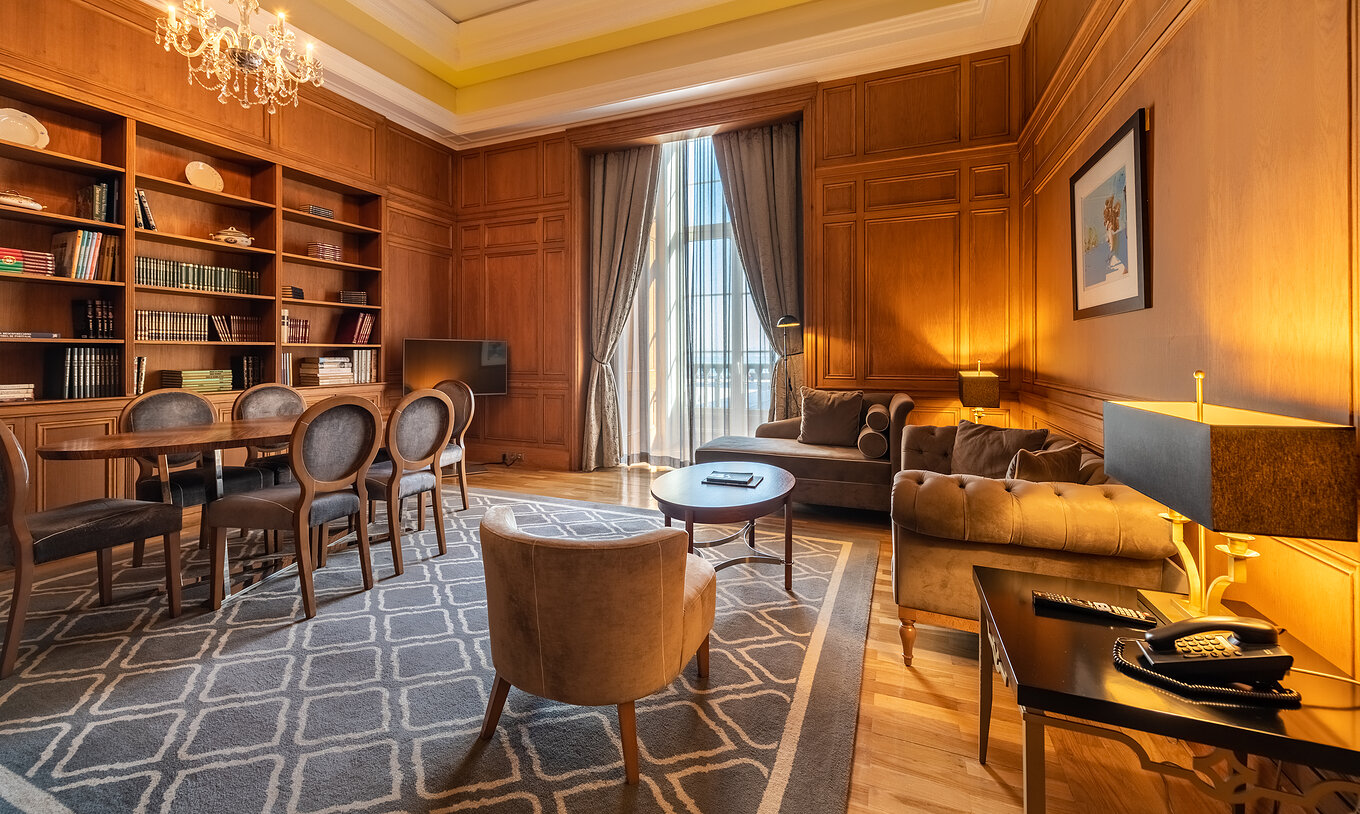 La Presidential Suite King Size Bed dispose d'un salon avec table et canapé