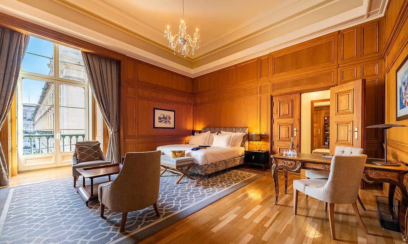 La Presidential Suite a une chambre avec panneaux bois et grande fenêtre