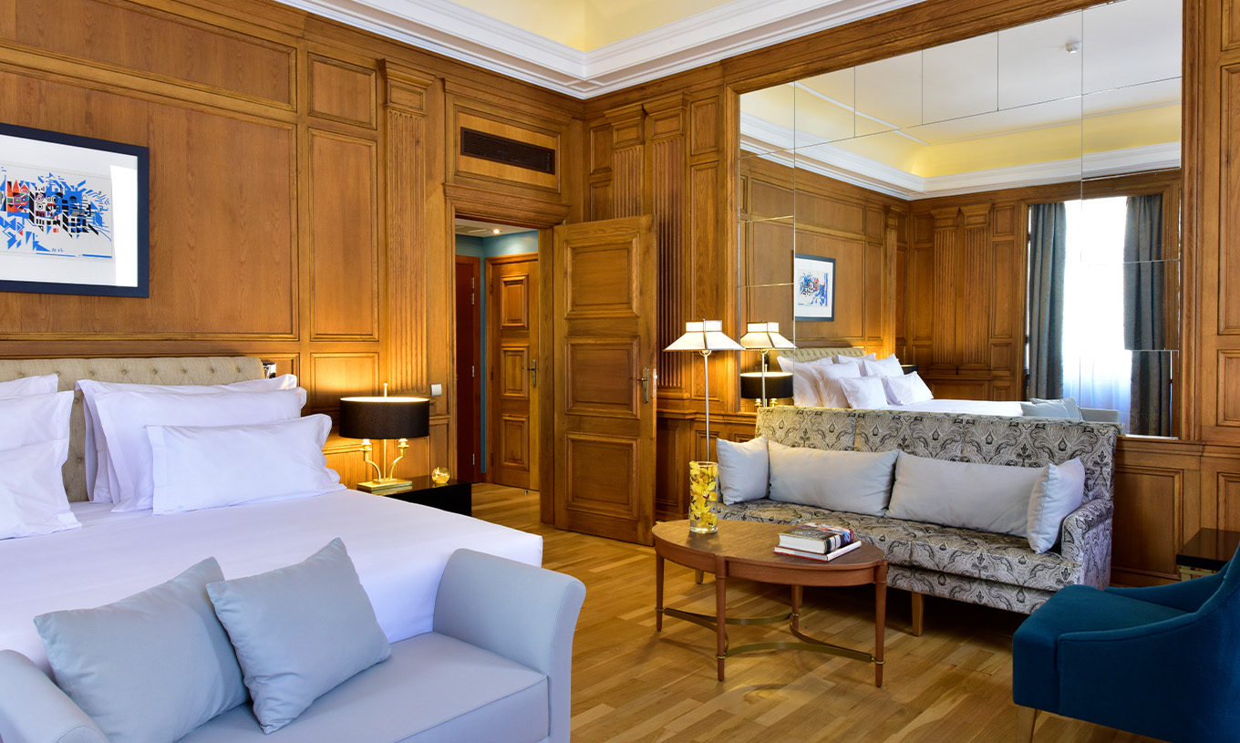 La Suite Áurea King Size Bed de la Pousada Lisboa Praça do Comércio a un canapé et un fauteuil au pied du lit double