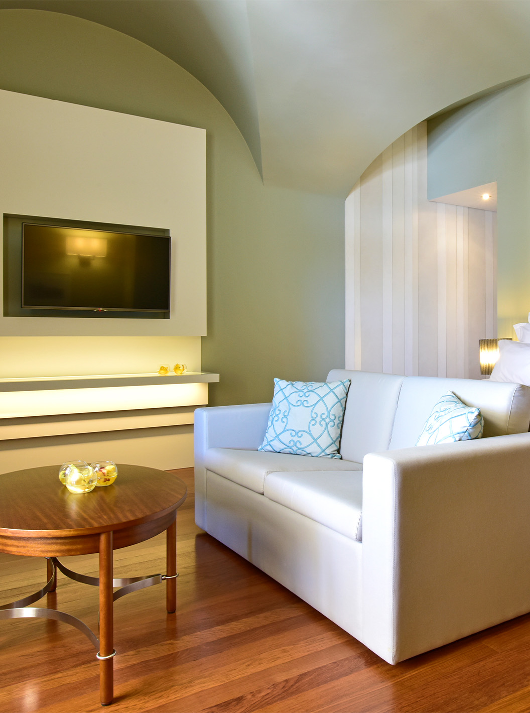 La Suite King Size Bed de la Pousada Lisboa Praça do Comércio a un lit double avec un canapé aux pieds et une télévision