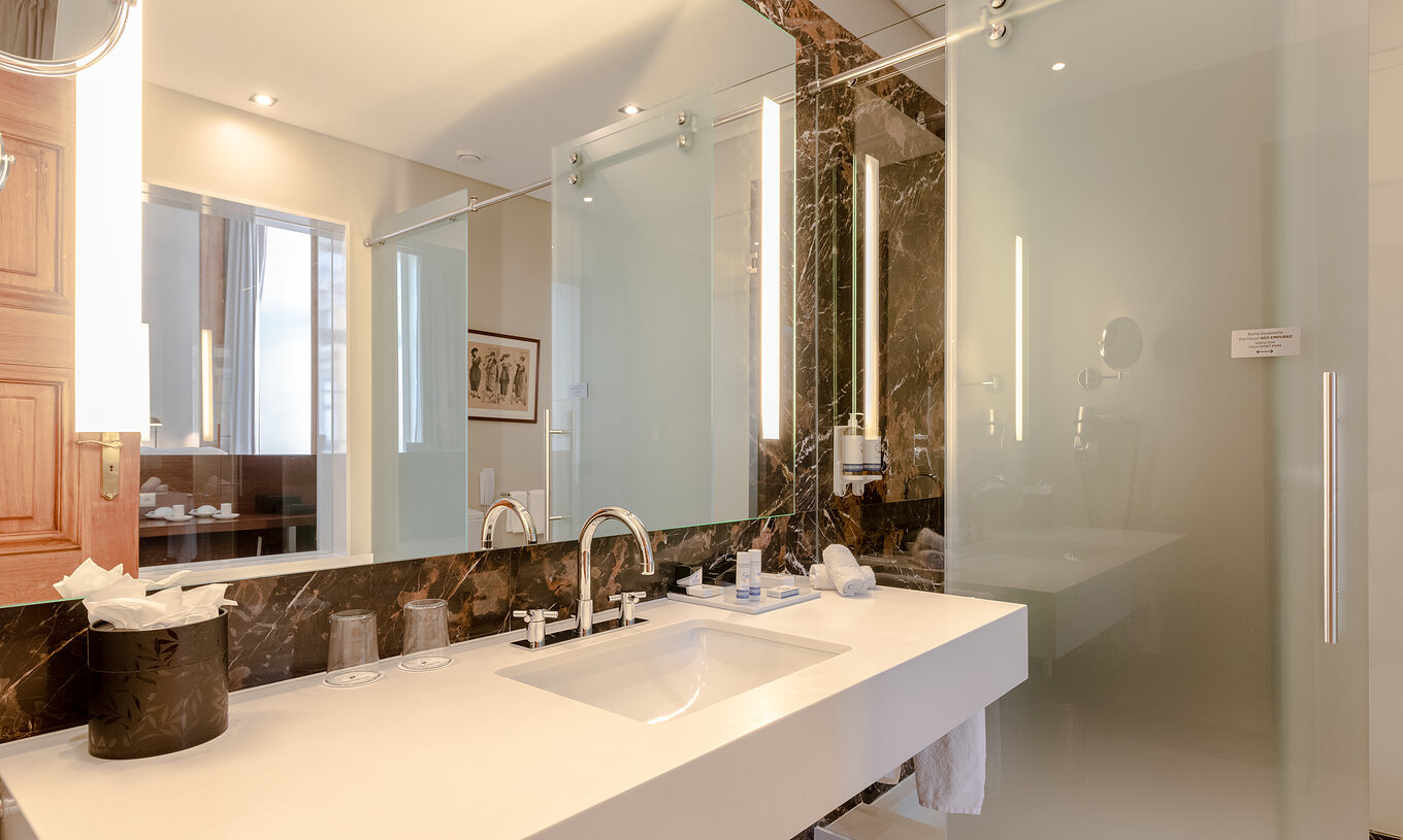 La Suite King Size Bed a une salle de bain avec grand miroir et douche