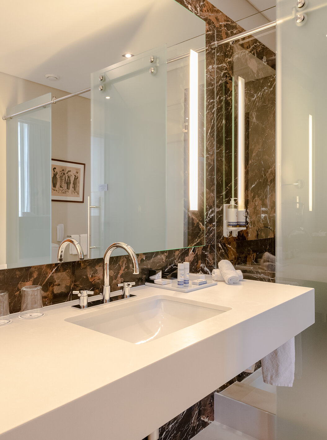 La Suite King Size Bed a une salle de bain avec grand miroir et douche