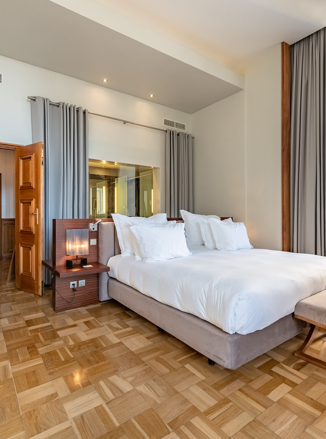 La Suite Praça do Comércio King Size Bed a un grand lit et de grandes fenêtres