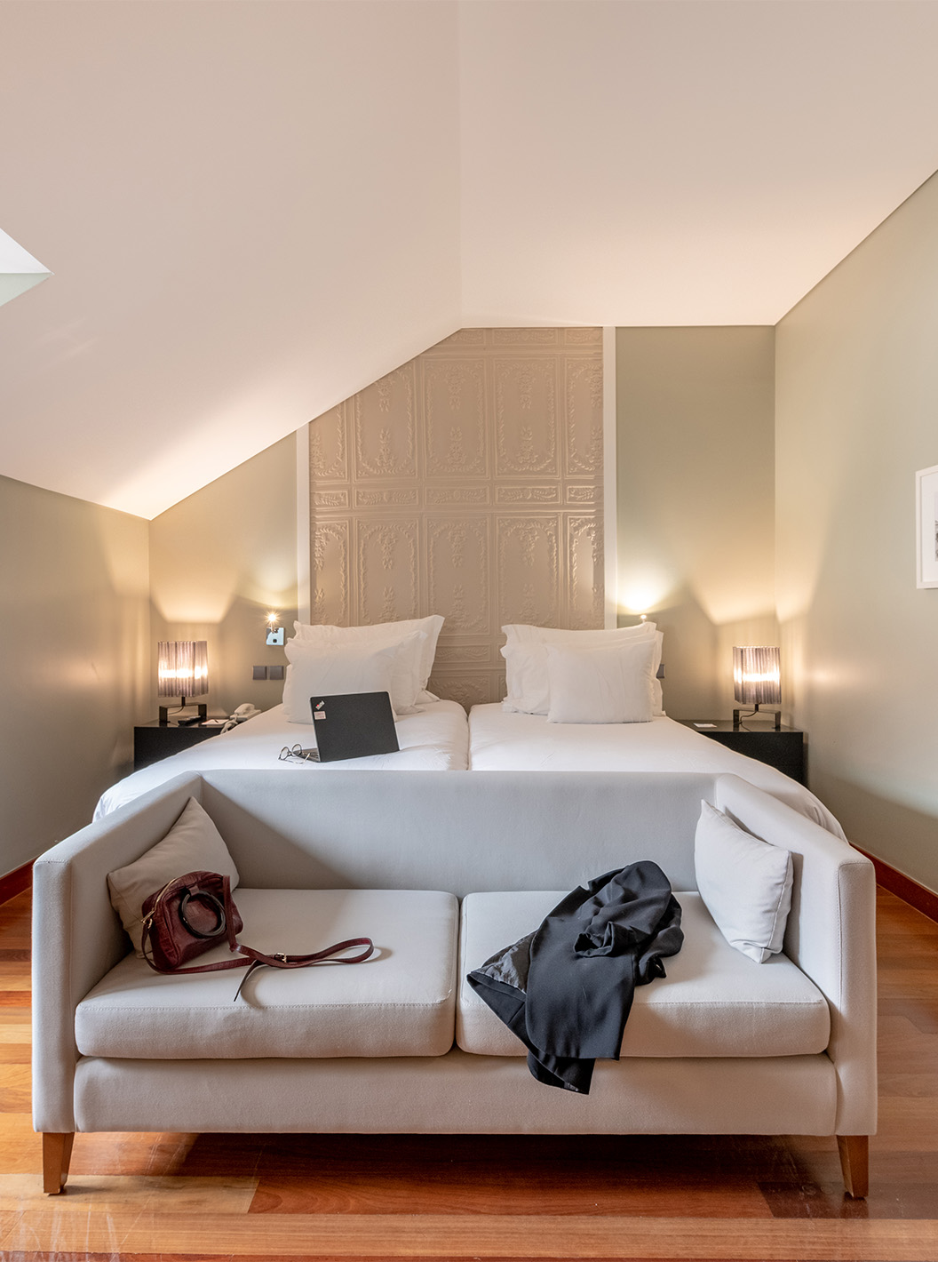 Le Superior King Size Bed de la Pousada Lisboa Praça do Comércio a deux lits simples avec un canapé aux pieds