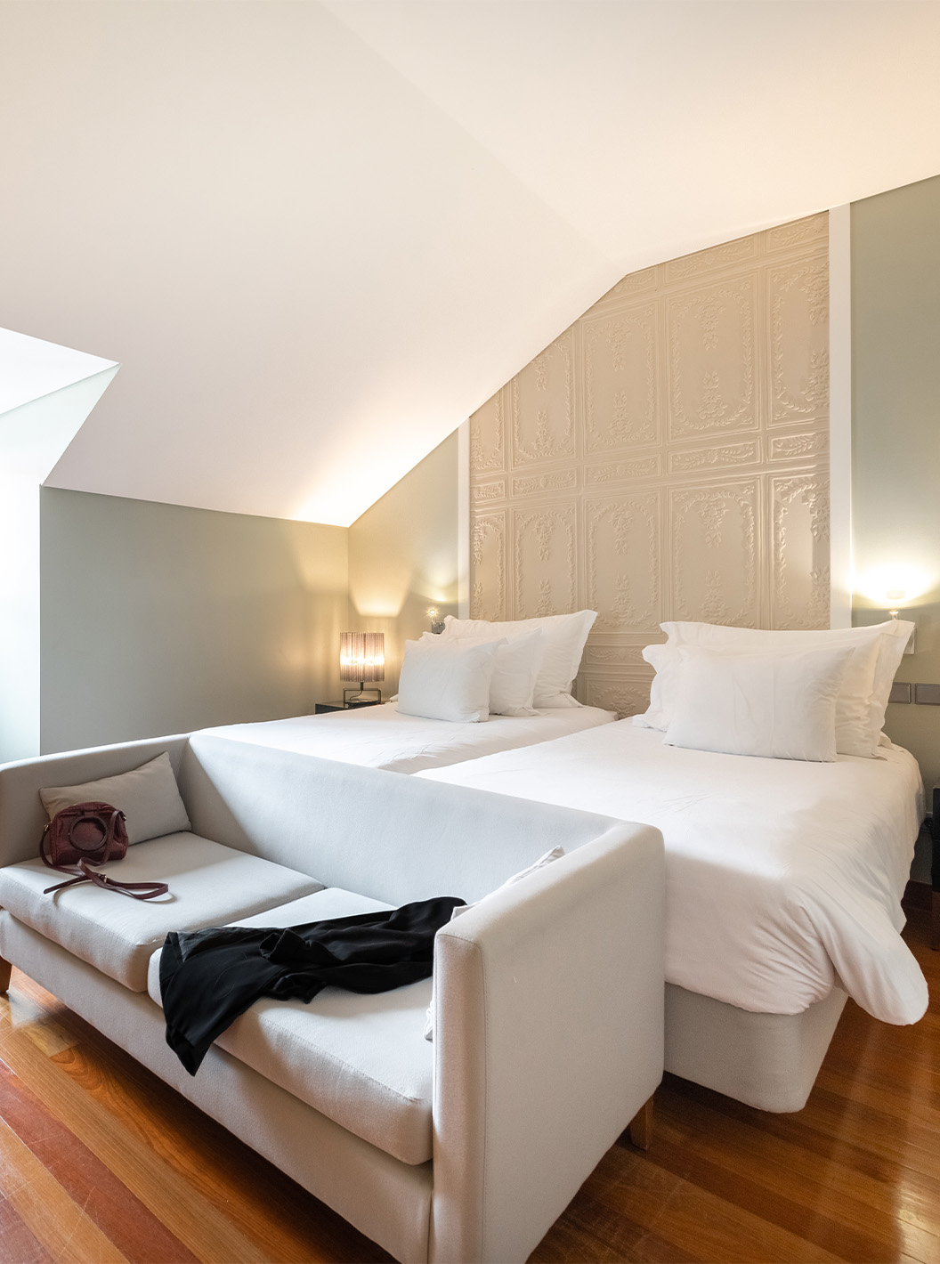 Le Superior King Size Bed de la Pousada Lisboa Praça do Comércio a deux lits simples avec un canapé aux pieds et une fenêtre