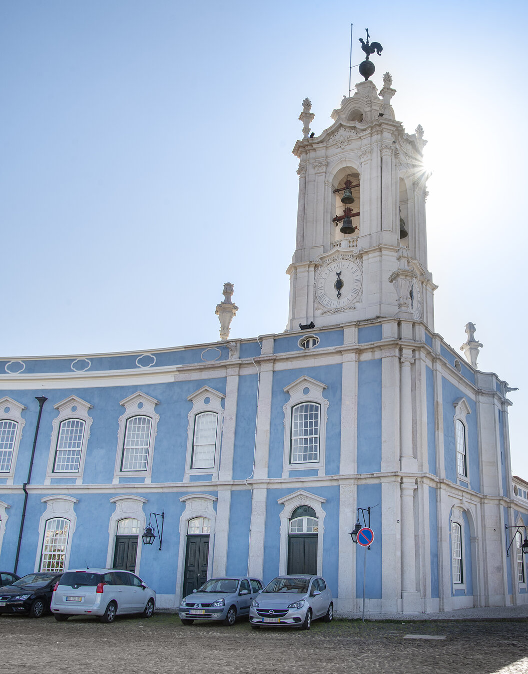 Immeuble en tons de bleu avec contours blancs de la Pousada de Queluz, un hôtel historique près de Lisbonne