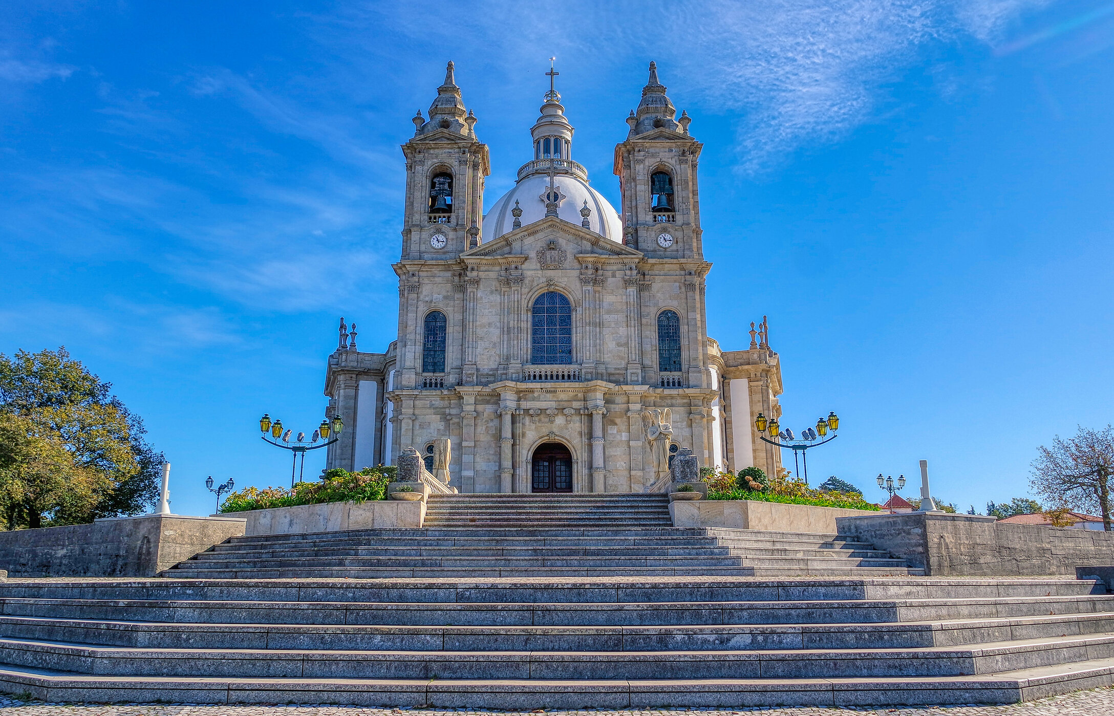 Vue du sanctuaire de Sameiro, avec son imposante basilique et les paysages verts environnants