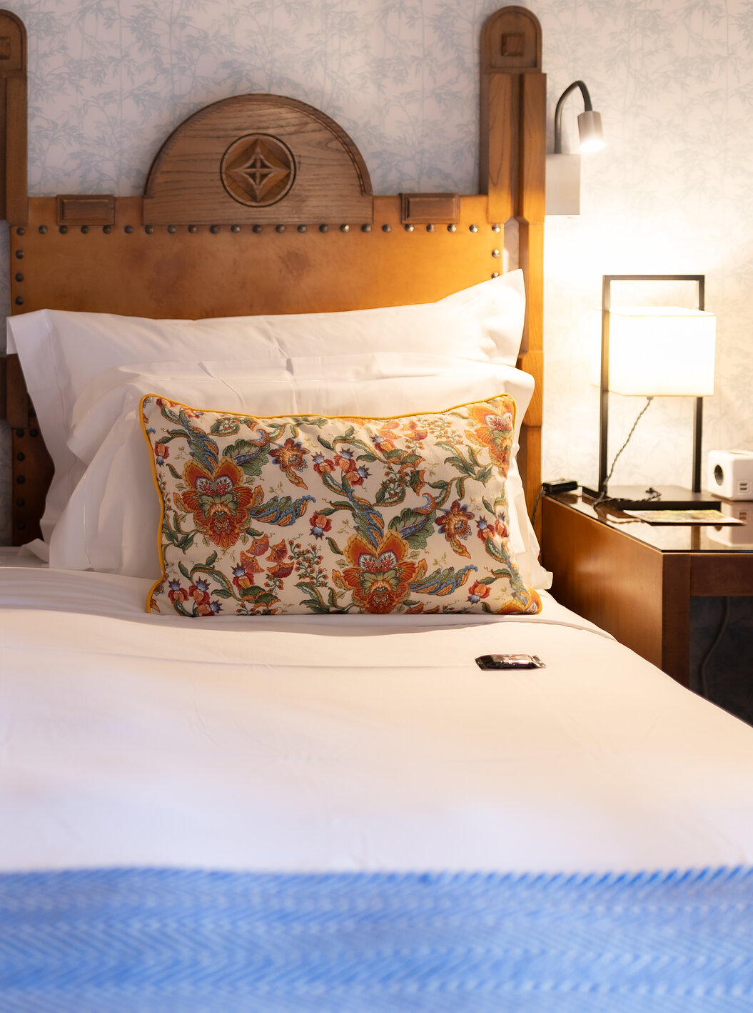 La Suite Standard de la Pousada Caniçada - Gerês a un lit double avec une tête de lit en bois et du papier peint fleuri