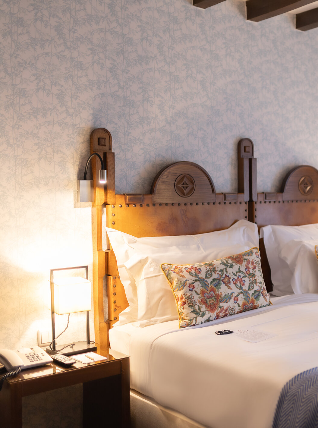 La Suite Standard de la Pousada Caniçada – Gerês est chaleureuse et dispose d’un lit confortable, idéal pour se détendre.