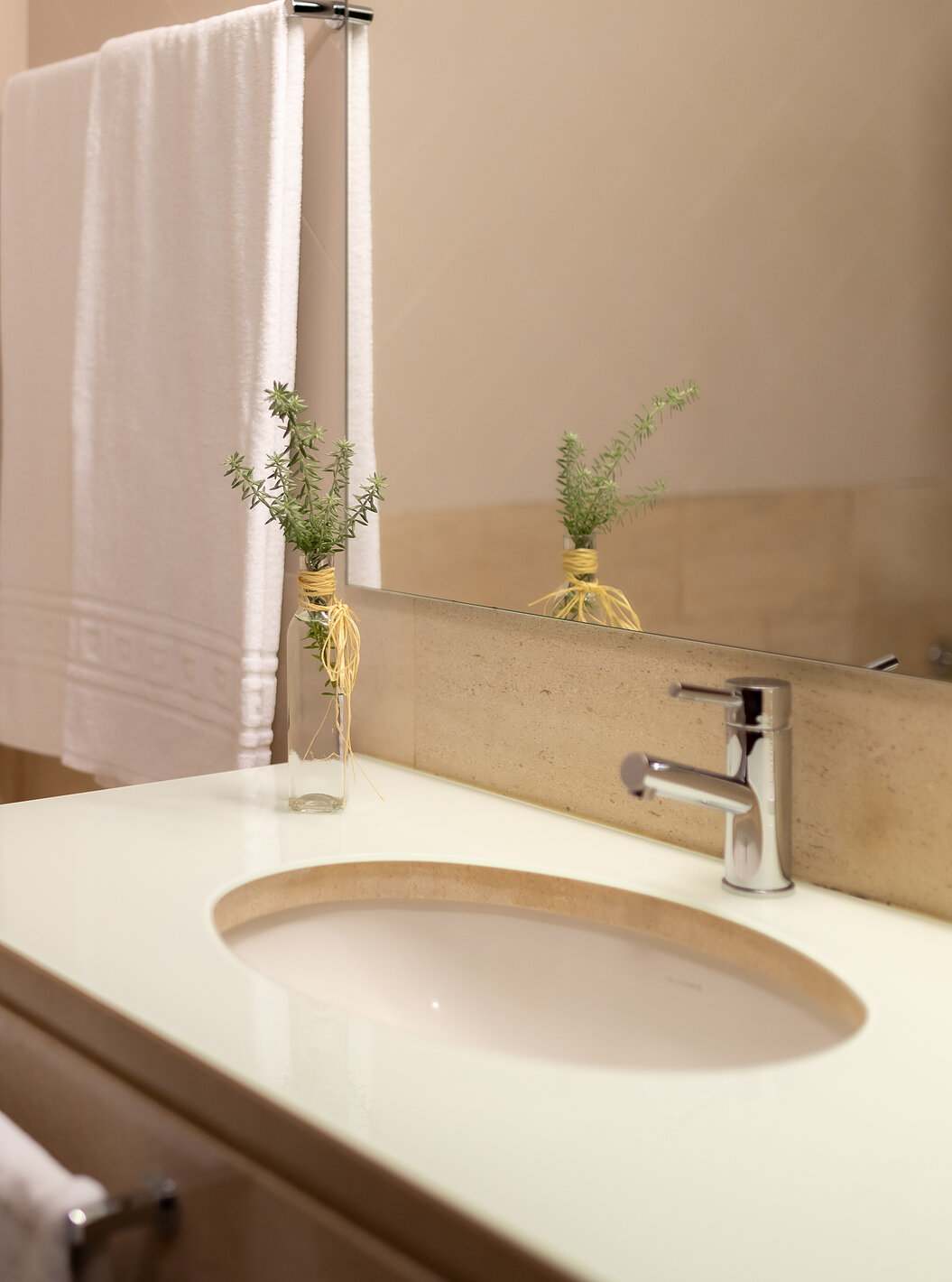 Chambre Supérieure avec Balcon de la Pousada Caniçada - Gerês avec salle de bain, baignoire et lavabo avec miroir