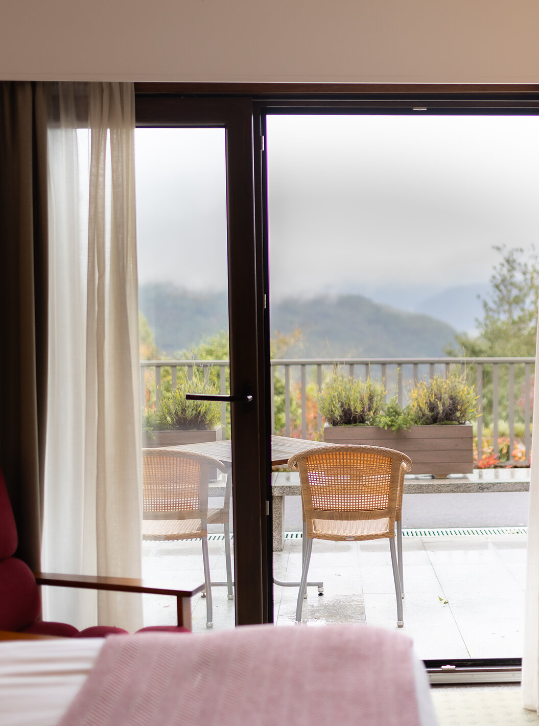 La Chambre Supérieure Terrasse de la Pousada Caniçada - Gerês a un balcon avec vue sur la Serra do Gerês, table et chaises