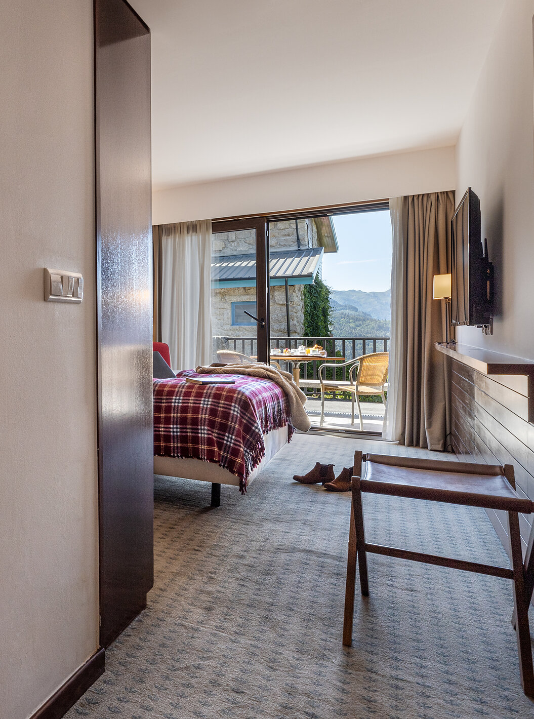 La Chambre Supérieure Terrasse de la Pousada Caniçada - Gerês a une salle de bain avec baignoire, lavabo et balcon