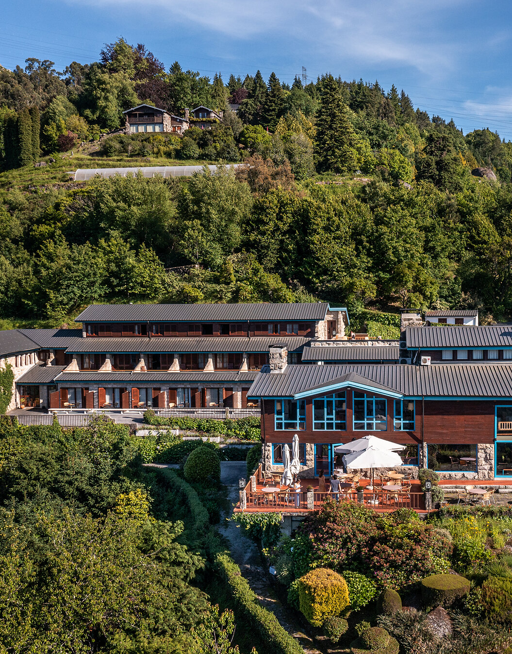 Vue extérieure de la Pousada Caniçada - Gerês, un hôtel de montagne dans le Parc National de Peneda-Gerês, entouré de nature