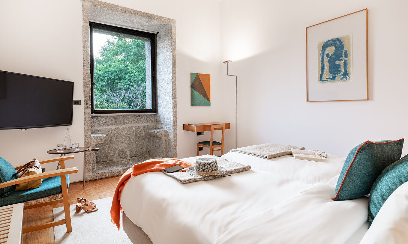 Le Chambre Classique de la Pousada Mosteiro Amares a deux lits séparés, une fenêtre avec vue sur la nature et une télévision