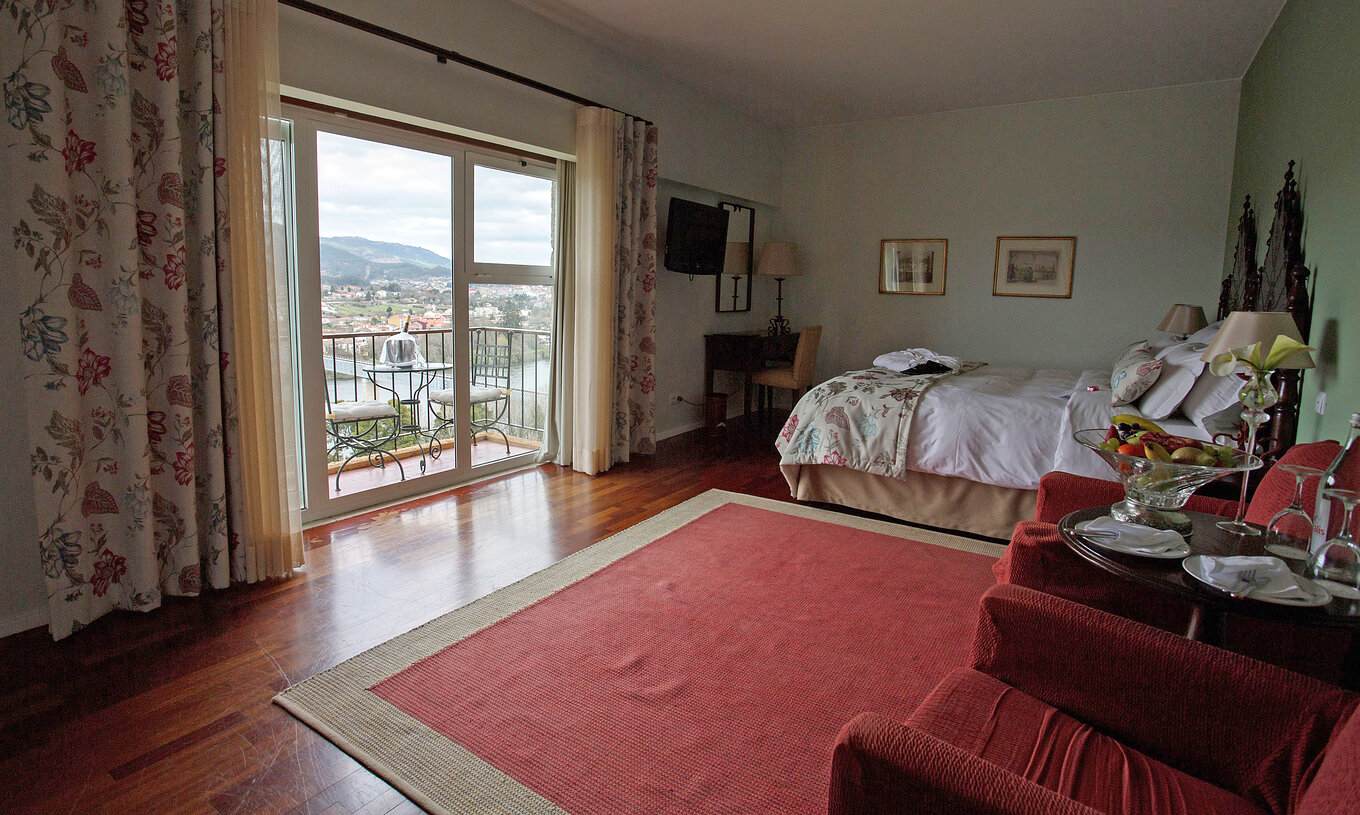 La Chambre Supérieure de la Pousada Valença a un lit double, deux fauteuils et un balcon