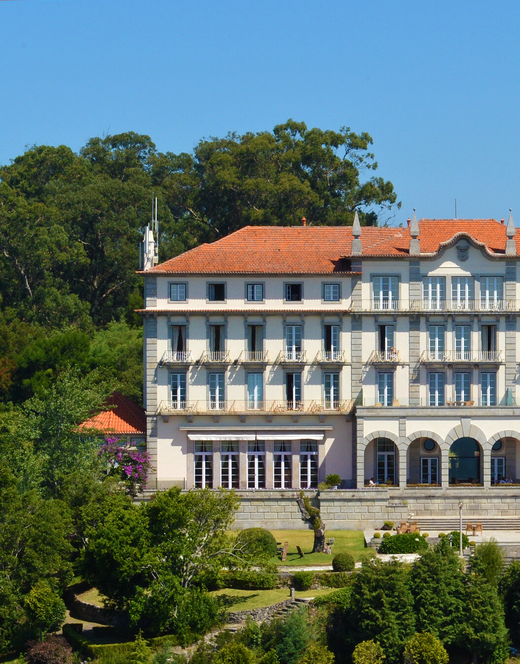 Vue extérieure de l'immeuble de la Pousada Viana do Castelo, un bâtiment historique sur le Mont de Santa Luzia