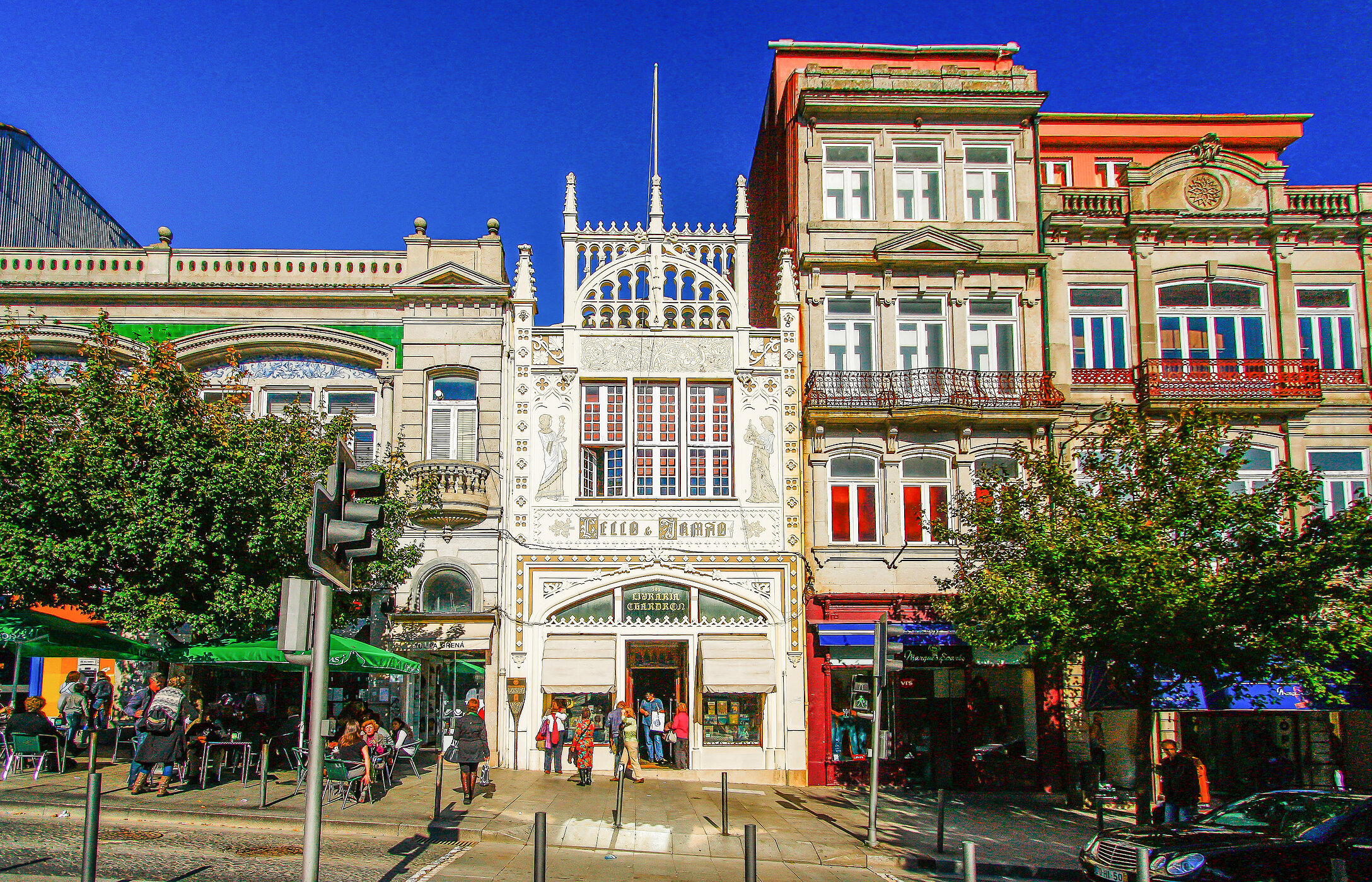 Vue de la Librairie Lello, entourée de visiteurs admirant la beauté de l'espace et de la région