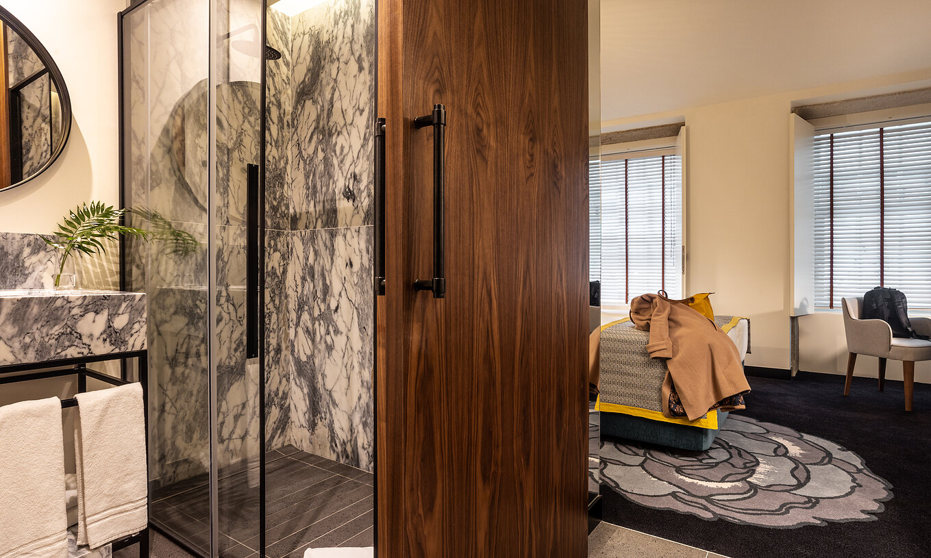 Le Quarto Clássico da Pousada Porto - Rua das Flores a une salle de bain avec douche, une plante au lavabo et des serviettes