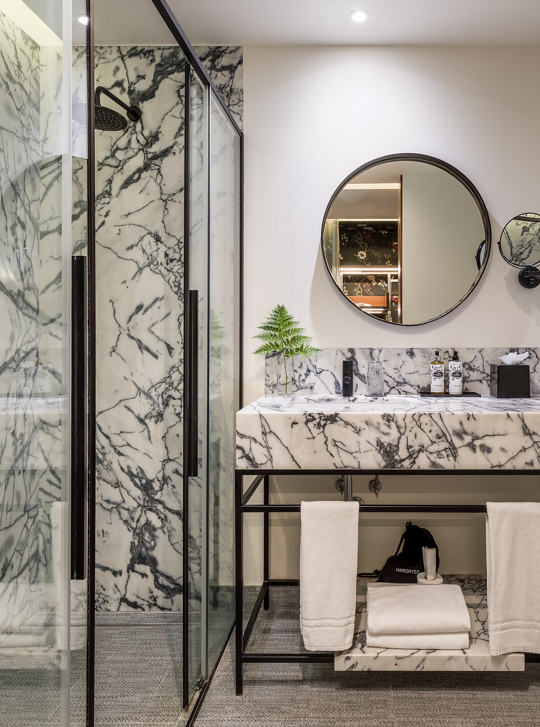 Le Deluxe de la Pousada Porto - Rua das Flores dispose d'une salle de bain avec une douche spacieuse en marbre et un lavabo.