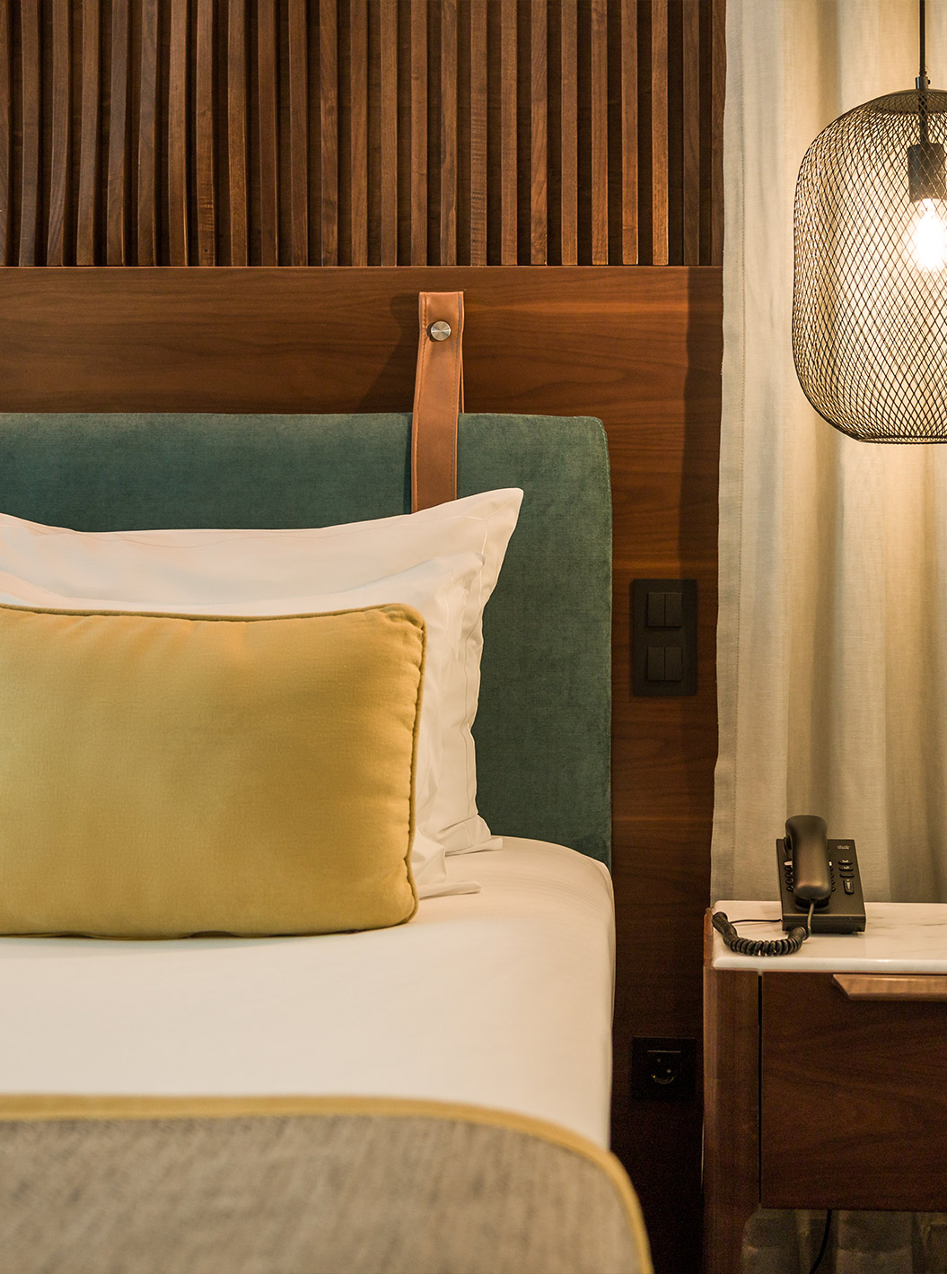 Le Deluxe de la Pousada Porto - Rua das Flores présente une décoration dans des tons de vert, jaune, blanc, noir et bois