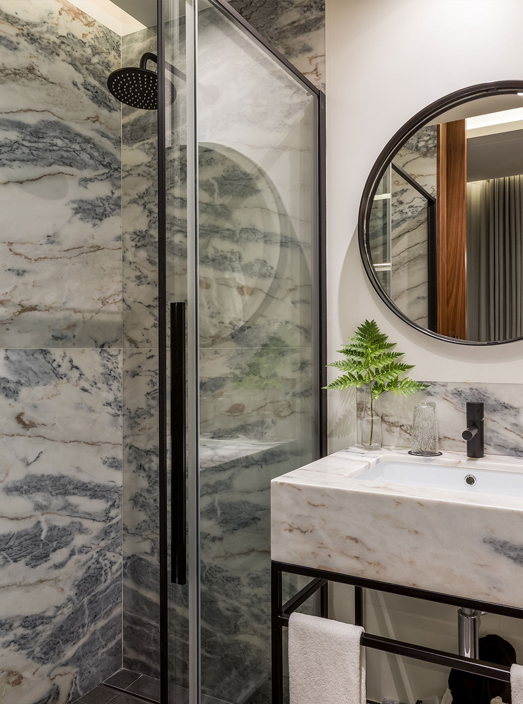 Le Superior Family de la Pousada Porto dispose d'une salle de bain avec du marbre dans des tons blancs et noirs.