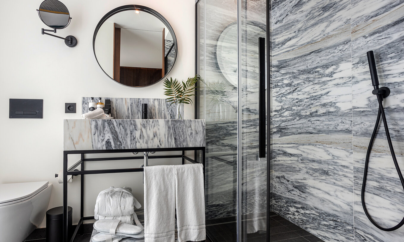 Le Superior Plus da Pousada Porto - Rua das Flores a une salle de bain avec des accents noirs, douche et lavabo