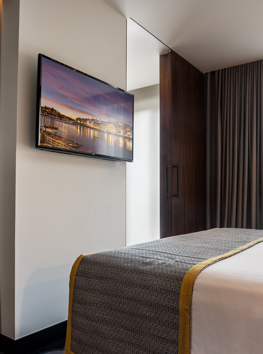 Le Quarto Superior da Pousada Porto - Rua das Flores a une armoire avec minibar et une télévision devant le lit