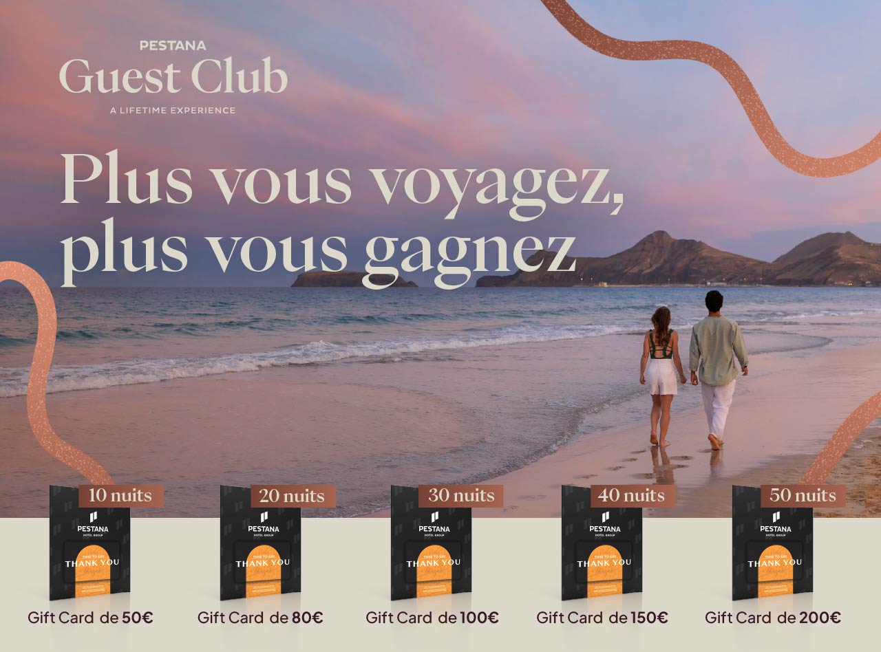 Couple marchant sur une plage au coucher du soleil avec texte promotionnel Pestana Guest Club et cartes cadeaux