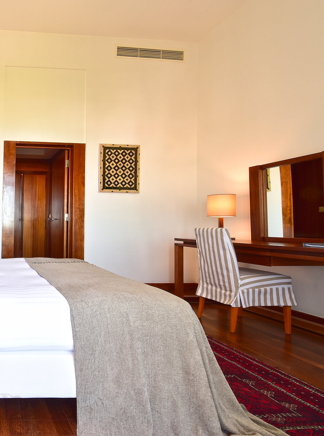 De Suite Standaard van Pousada Castelo Alcácer do Sal heeft een tweepersoonsbed met een beige dekbed en een bureau