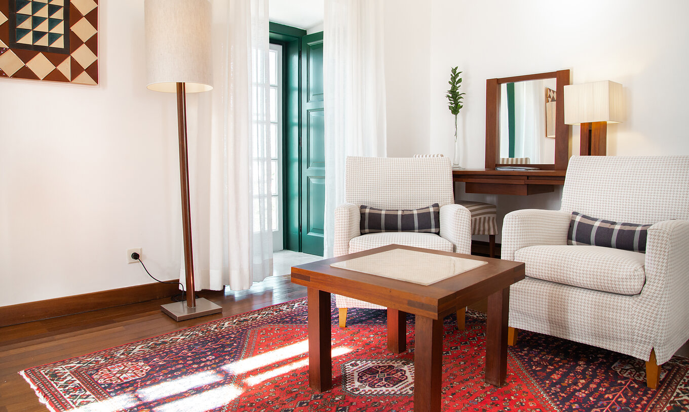 De Suite Standaard van Pousada Castelo Alcácer do Sal heeft een zithoek met twee fauteuils en een tafel