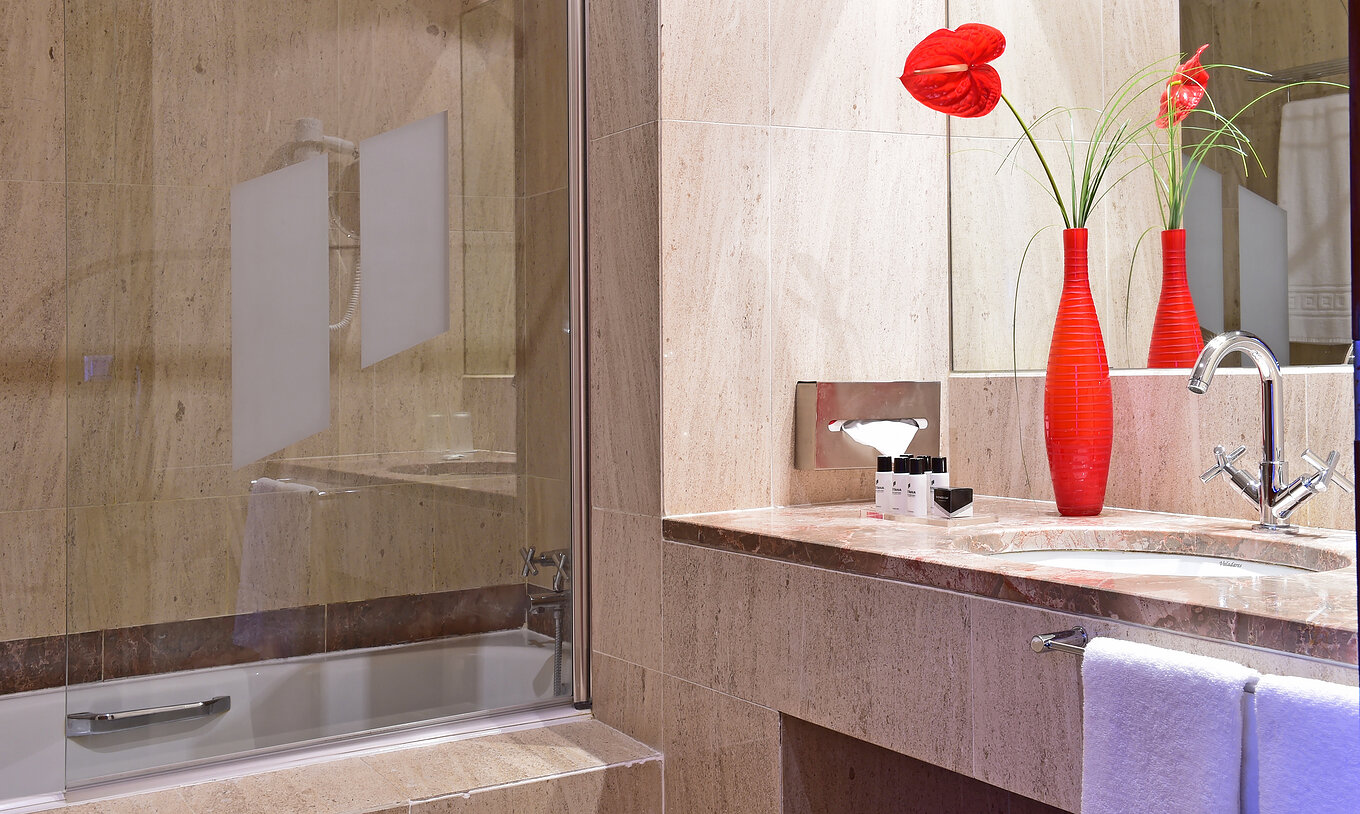 De Superior Kamer van Pousada Castelo Alcácer do Sal heeft een badkamer met amenities, wastafel en een rode toiletpot