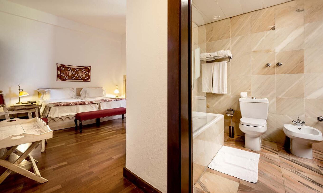 De Klassieke Kamer van Pousada Castelo Alvito heeft een badkamer met bad, toilet, bidet en handdoeken.