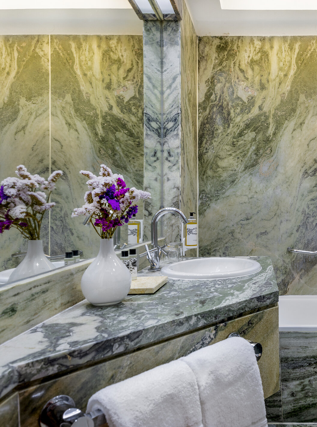 De Junior Suite van Pousada Castelo Estremoz heeft een antiek tweepersoonsbed, met een hemel van stof en donker hout