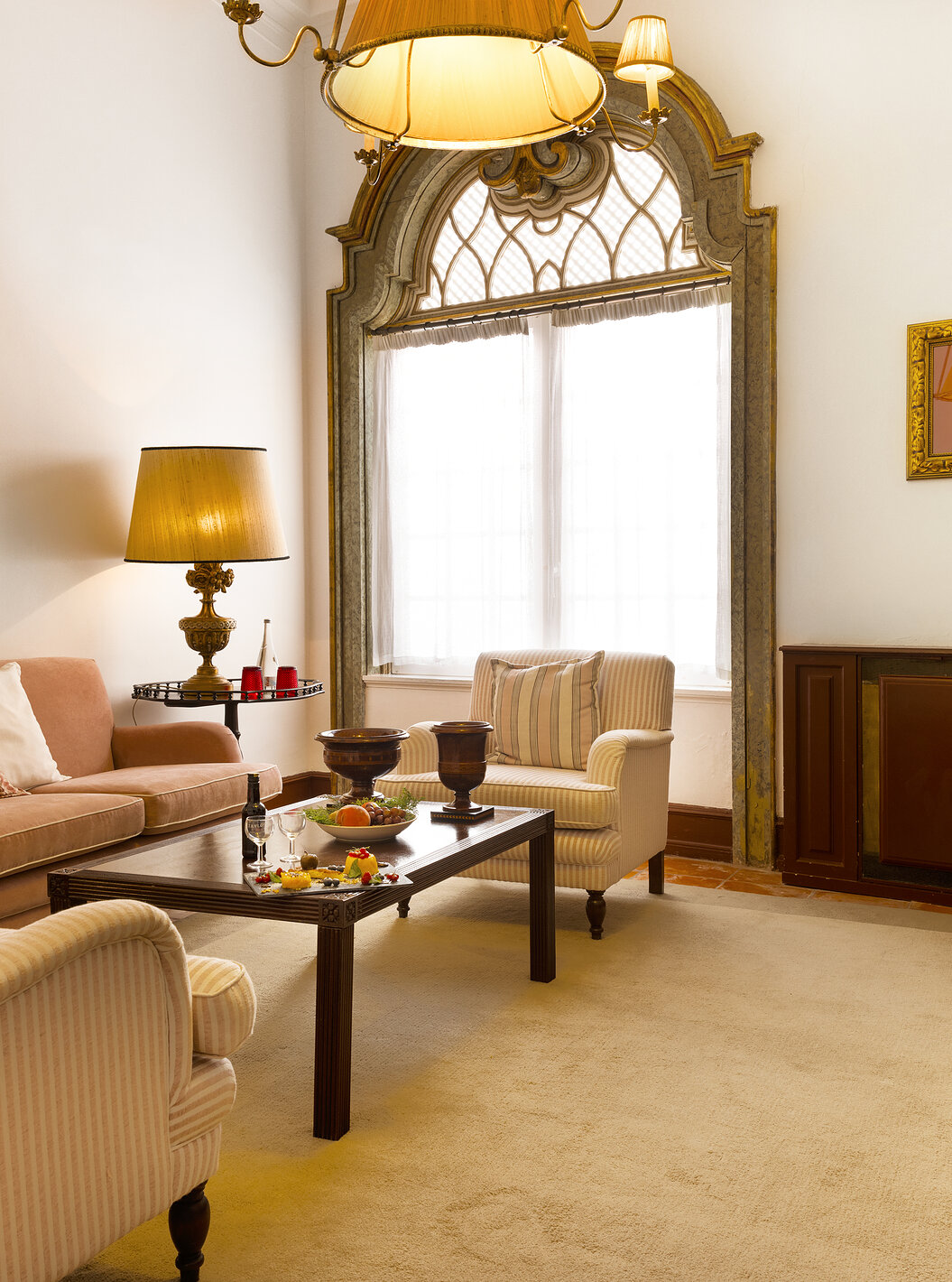 De Speciale Suite heeft een woonkamer met sofa, fauteuils, tv en groot raam in Pousada Castelo Estremoz